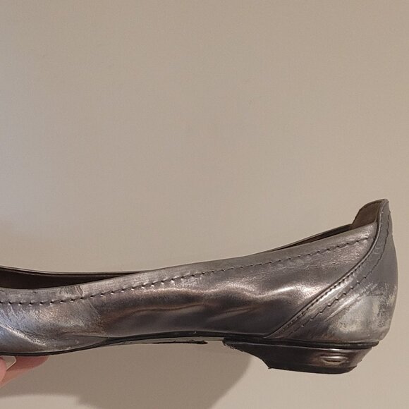 Elie Tahari Size 8 Metallic Flats - Picture 5 of 7